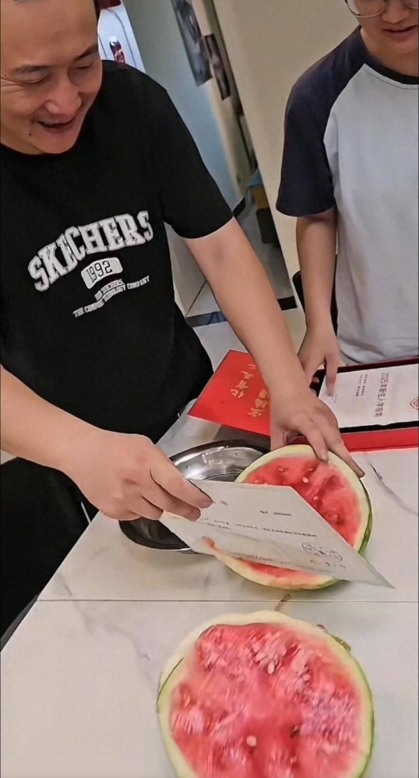 配资专业炒股配资门户 北京化工大学碳纤维录取通知书能切西瓜，学校招生办：本科生专属，明年不再沿用